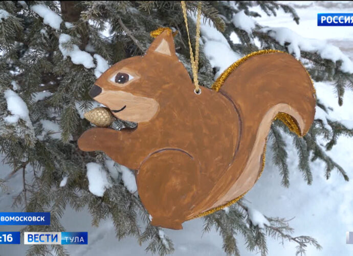 Игрушки, сделанные руками детей, украсили ёлку в Новомосковске