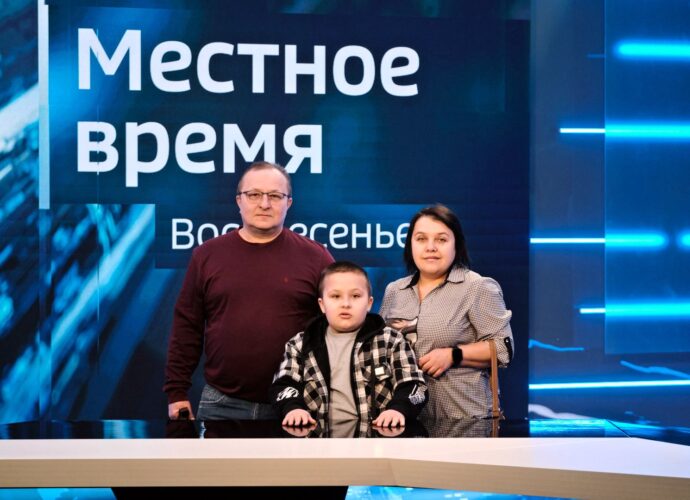 11-летний Илья Куприянов с родителями в телевизионной студии тульских «Вестей»