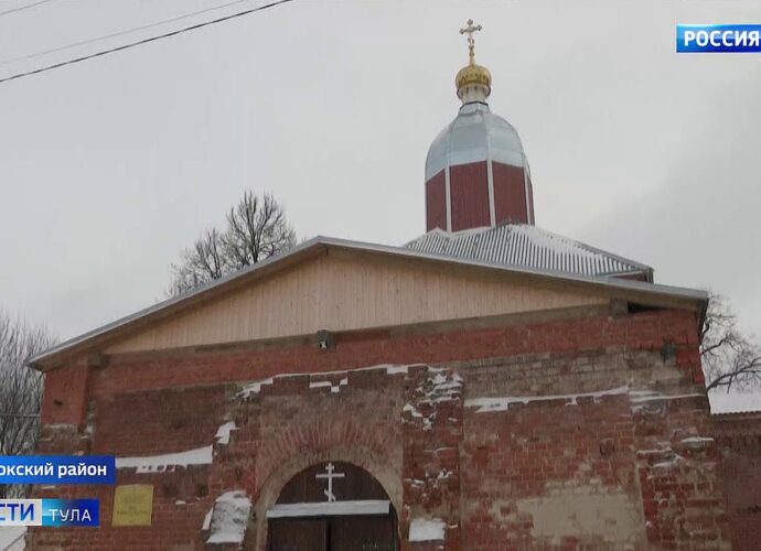 «На крыше росли деревья». Жители села Яковлево восстанавливают храм Рождества Христова