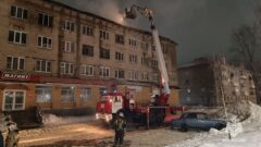 Из горящего общежития эвакуировано 40 человек, включая 12 детей