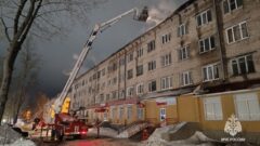 Из горящего общежития эвакуировано 40 человек, включая 12 детей