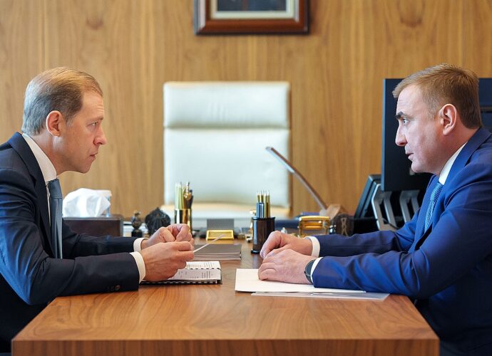 Мантуров и Дюмин обсудили пути развития промышленности