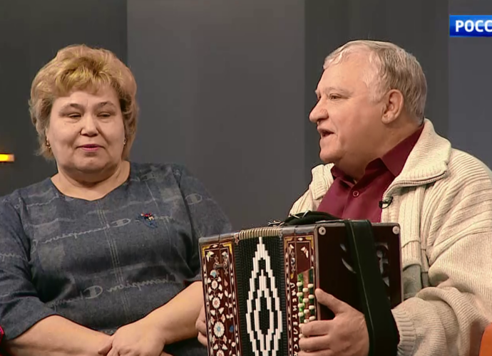 Владимир и Ирина Масловские, участники музыкального коллектива "Когда поет душа" рассказали удивительную историю о том, как гармошка спасла человека.