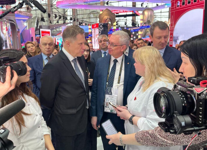 Михаил Мурашко посетил стенд Тульской области на ВДНХ