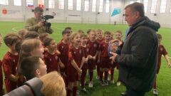 Алексей Дюмин посетил новый футбольный манеж в микрорайоне Юго-Восточный Алексей Дюмин посетил новый футбольный манеж в микрорайоне Юго-Восточный