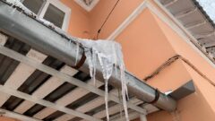 Осторожно, сосульки! Кто должен сбивать ледяные сталактиты на крышах и балконах