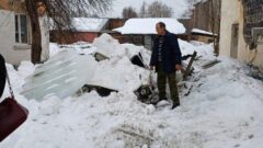В Узловой снежная глыба превратила машину в груду металла В Узловой снежная глыба превратила машину в груду металла