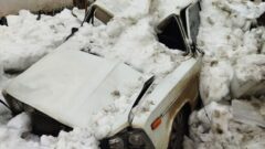 В Узловой снежная глыба превратила машину в груду металла В Узловой снежная глыба превратила машину в груду металла
