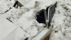 В Узловой снежная глыба превратила машину в груду металла В Узловой снежная глыба превратила машину в груду металла