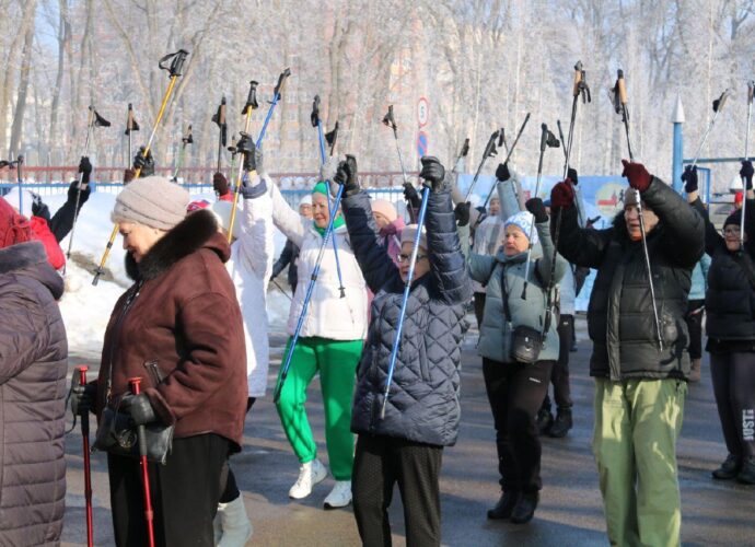 Клуб по скандинавской ходьбе открылся в Рогожинском парке