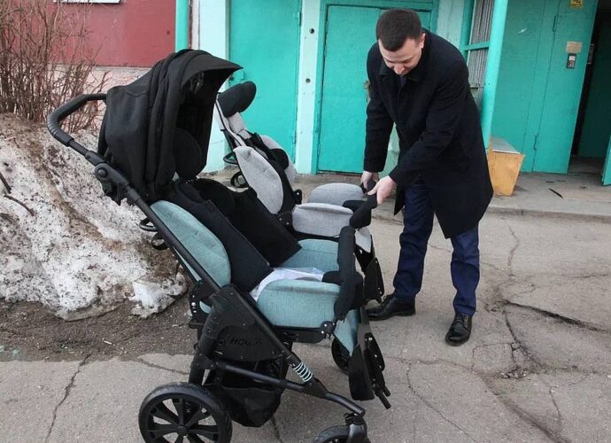 Тулячке передали два инвалидных кресла