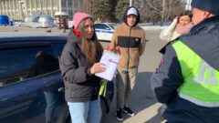 Дарили цветы и поздравляли с 8 Марта: на дороги Тулы вышел «Цветочный патруль»