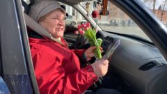 Дарили цветы и поздравляли с 8 Марта: на дороги Тулы вышел «Цветочный патруль»