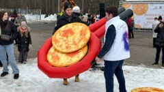 В Туле иностранных участников Всемирного фестиваля молодёжи познакомили с традициями Масленицы