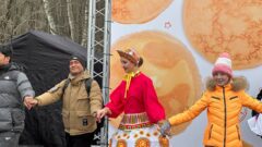 В Туле иностранных участников Всемирного фестиваля молодёжи познакомили с традициями Масленицы