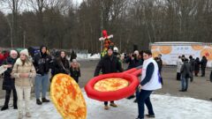 В Туле иностранных участников Всемирного фестиваля молодёжи познакомили с традициями Масленицы