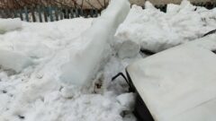 В Узловой снежная глыба превратила машину в груду металла В Узловой снежная глыба превратила машину в груду металла