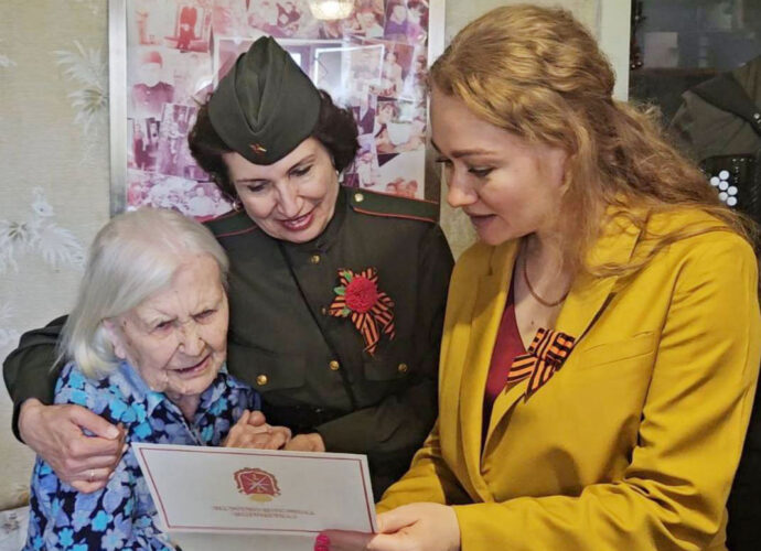 Ветераны из Мариуполя получили подарки от губернатора Дюмина