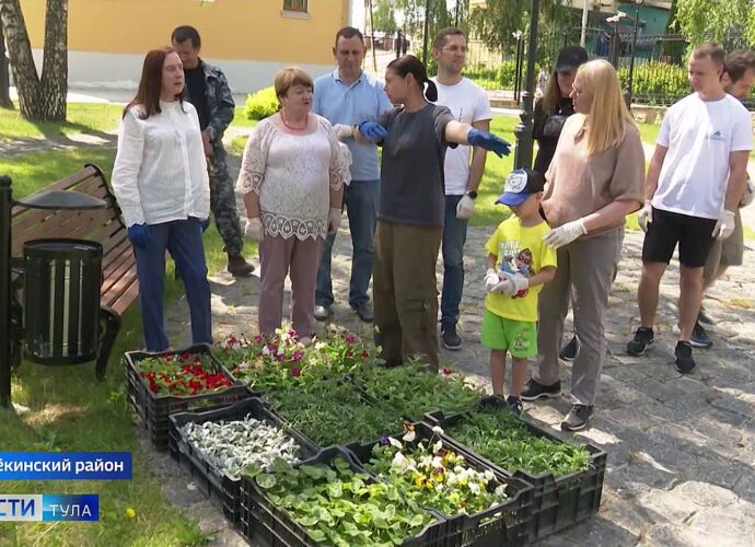 Депутаты областной Думы украсили музей Крапивны историческими клумбами