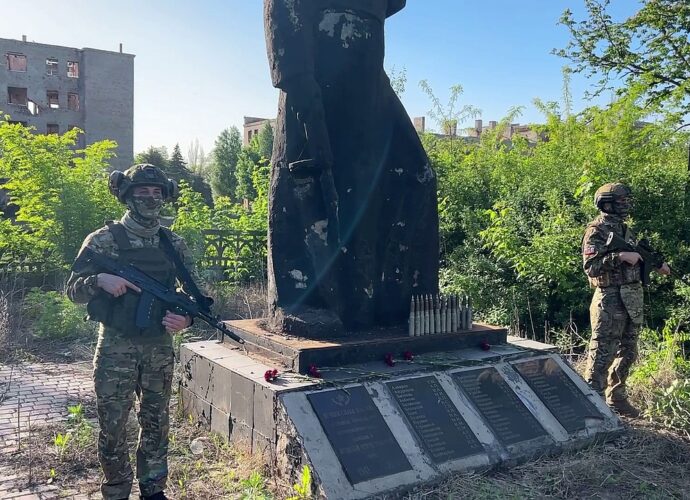 Тульские десантники возложили цветы к братской могиле в Попасной