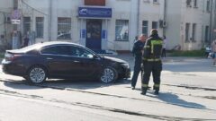 На улице Кауля автомобиль повалил столб с проводами На улице Кауля автомобиль повалил столб с проводами