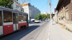На улице Кауля автомобиль повалил столб с проводами На улице Кауля автомобиль повалил столб с проводами