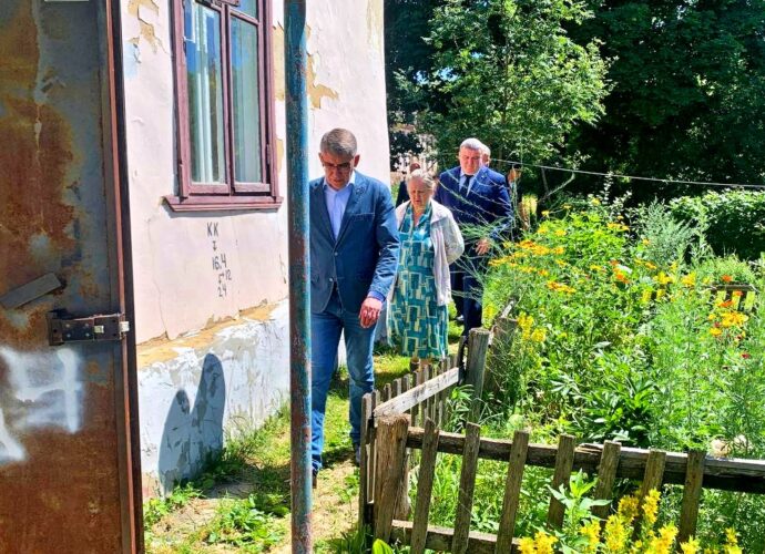 Дмитрий Миляев в Скуратово пообщался с жильцами аварийных домов