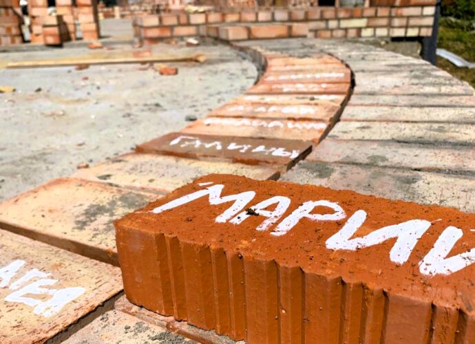 Туляки вписали свои имена в историю: В Глухих Полянах заново восстанавливают уникальный храм