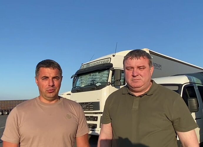 Илья Беспалов и Алексей Эрк везут гуманитарный груз в Мариуполь