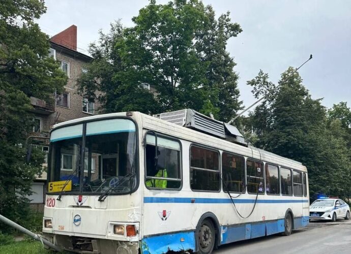 Тульский троллейбус снёс столб в центре города