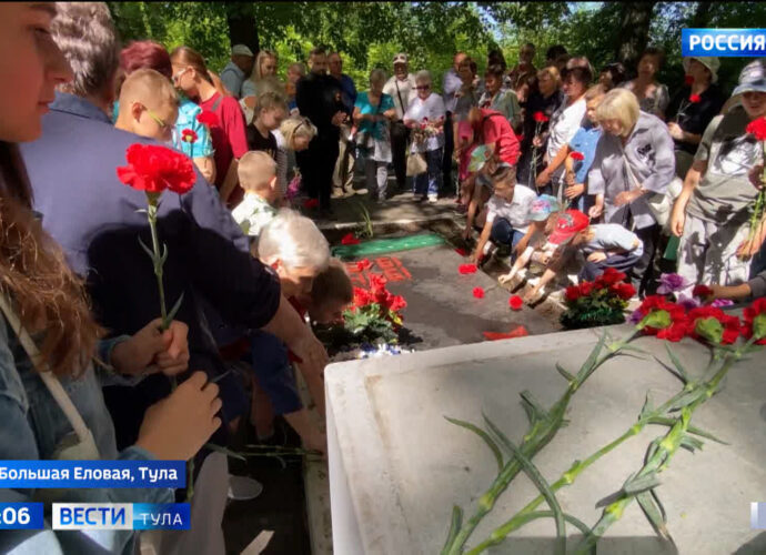 Сутки десятки тысяч туляков приходили к мемориалам, где похоронены павшие бойцы