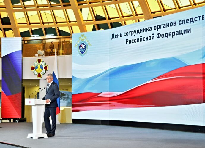 Дмитрий Миляев вручил награды тульским следователям