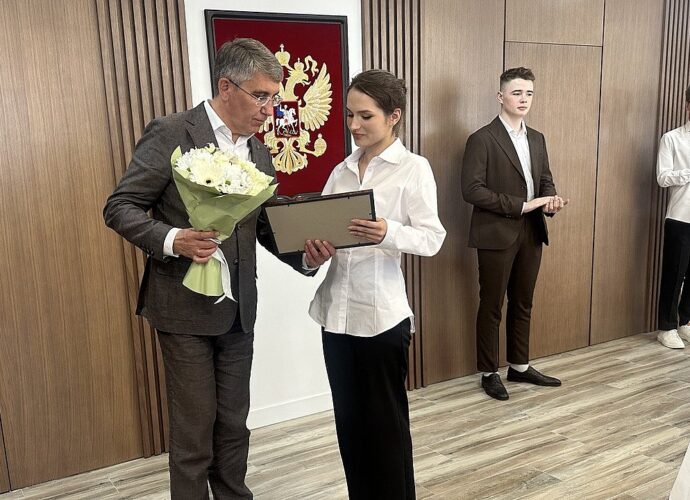 Денежные сертификаты вручены тульским школьникам, набравшим 200 и 300 баллов на ЕГЭ
