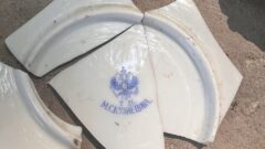 Фрагменты изразцов XVIII века нашли тульские археологи в усадьбе Нарышкиных