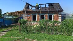 Частный дом загорелся в Плавске на улице Красной Частный дом загорелся в Плавске на улице Красной