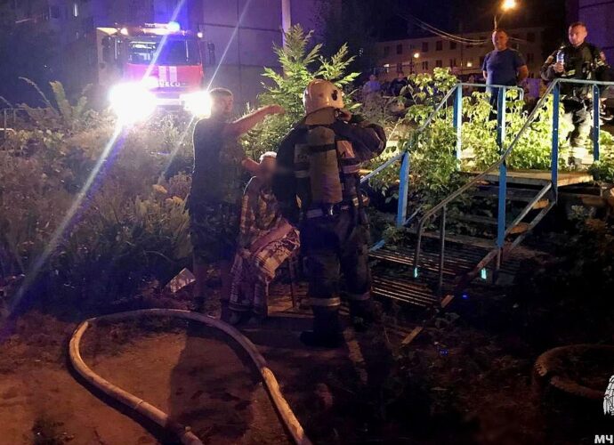 Пожарные вынесли на руках из горящей квартиры пожилую тулячку