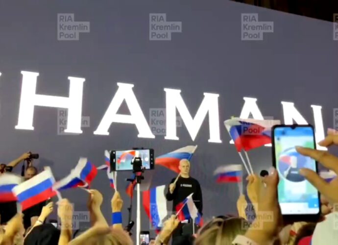 Shaman устроил концерт-митинг у здания посольства США в Москве