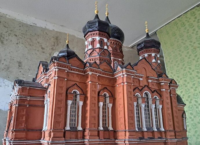 Тульский пенсионер создаёт шедевры зодчества из бумаги