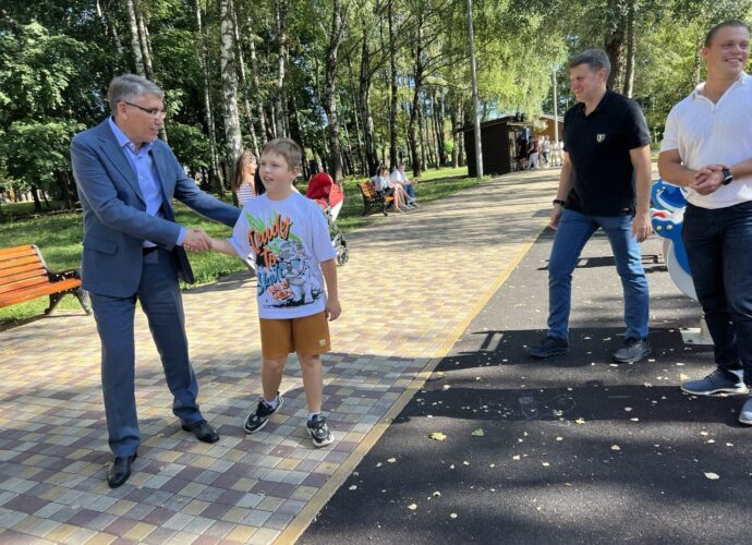 Центральный парк Тулы ждет большое обновление. Сегодня по любимому месту отдыха горожан прогулялся Дмитрий Миляев в сопровождении директора ГУ ТО «Тульские парки», главы администрации города и министра экологии.