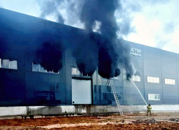 На крупном заводе в Тульской области тушат большой пожар
