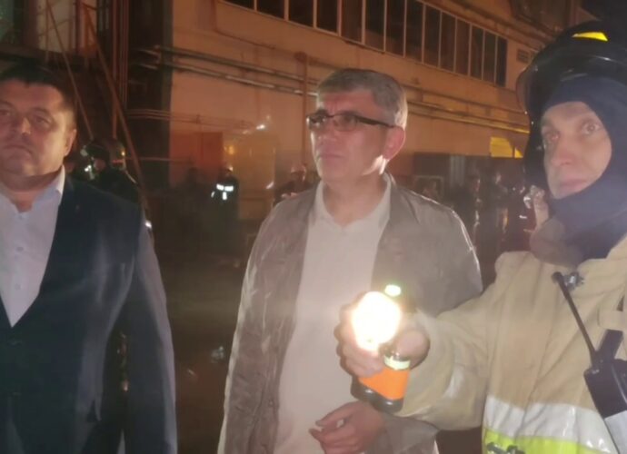 «Будем разбираться». Дмитрий Миляев побывал на месте горения склада в Узловой