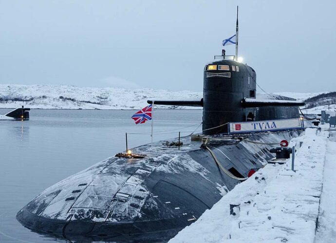 Корабли Севфлота обеспечили выход на учения подводного крейсера “Тула”