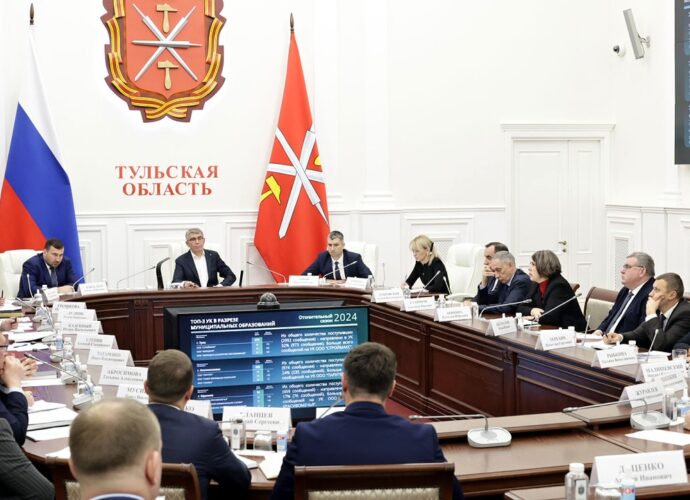 Дмитрий Миляев проводит оперативное совещание в правительстве Тульской области