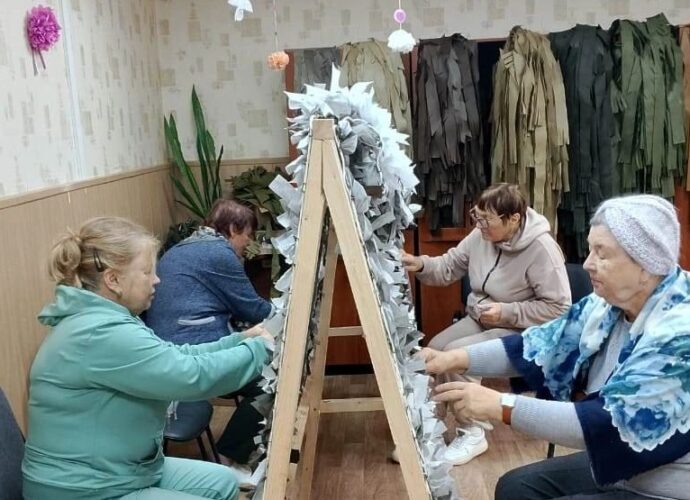 Пенсионеры из Алексина плетут маскировочные сети для фронта