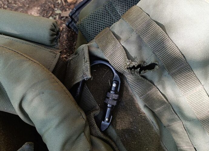 Боец показал тульский бронежилет, спасший ему жизнь на СВО