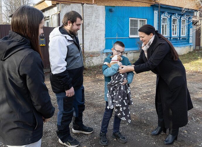Юный туляк получил в подарок от Дмитрия Миляева щенка бультерьера