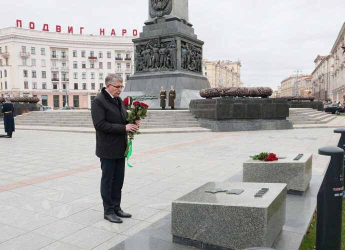 Дмитрий Миляев возложил цветы к монументу Победы в Минске