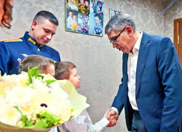 Дмитрий Миляев поздравил с наступающим Новым годом семью участника СВО