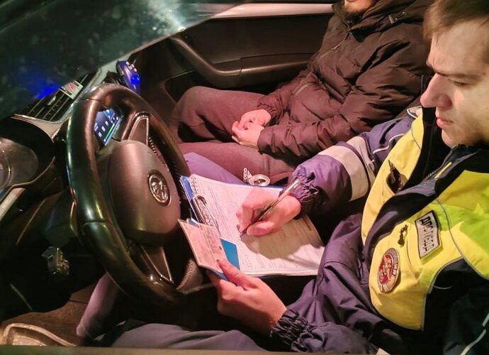 Госавтоинспекция обращает внимание на то, что в последнее время в различных СМИ и интернет-ресурсах распространяется недостоверная информация о планируемых изменениях в правилах дорожного движения, которые якобы предполагают ужесточение контроля за кратковременной остановкой транспортных средств.
