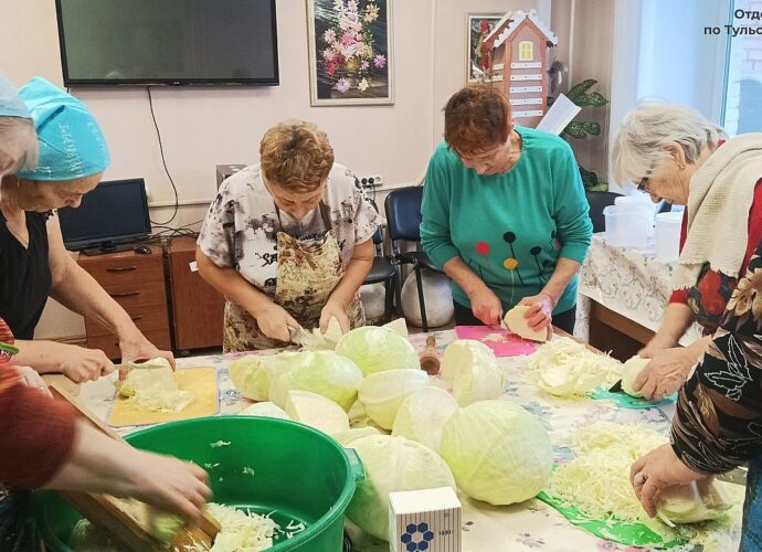 Пенсионеры из Богородицка приготовили квашеную капусту для участников СВО